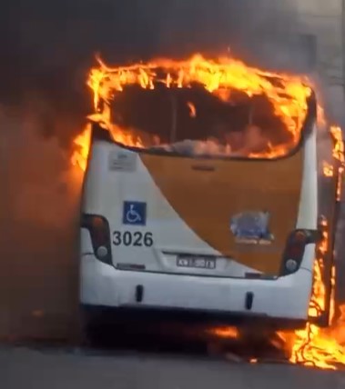 Ônibus pega fogo na Rua Silva Jardim, no Centro de Petrópolis