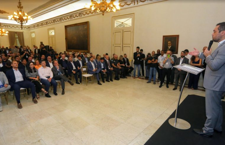 Cláudio Castro assina adesão de concessionárias de transportes públicos ao sistema de reconhecimento facial da PM 