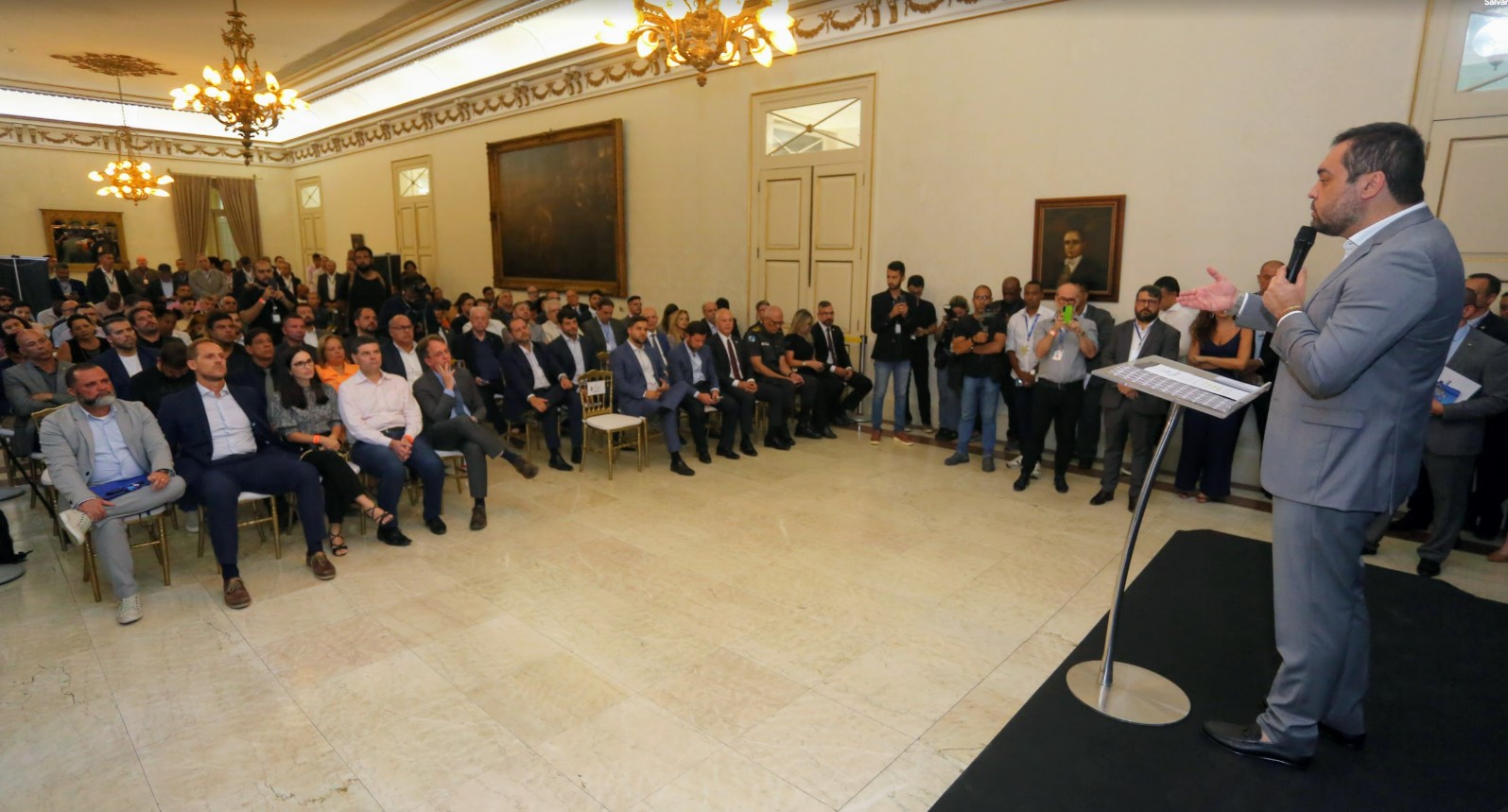 Cláudio Castro assina adesão de concessionárias de transportes públicos ao sistema de reconhecimento facial da PM 