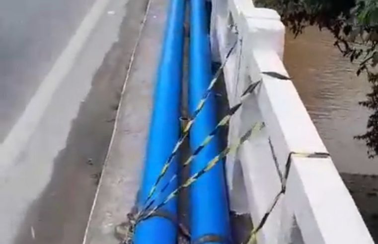 Serviço de Águas e Esgotos de Angra dos Reis instala tubos sobre passarela de ponte