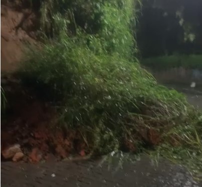 Deslizamento na Estrada de Cascatinha e queda de poste em Araras