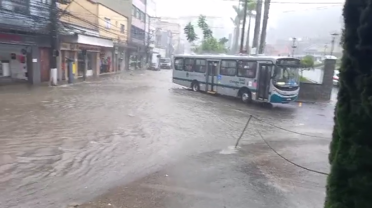 Defesa Civil aciona primeiro toque do sistema de sirenes para aviso de chuva forte no terceiro distrito de Petrópolis e toque de mobilização no primeiro distrito