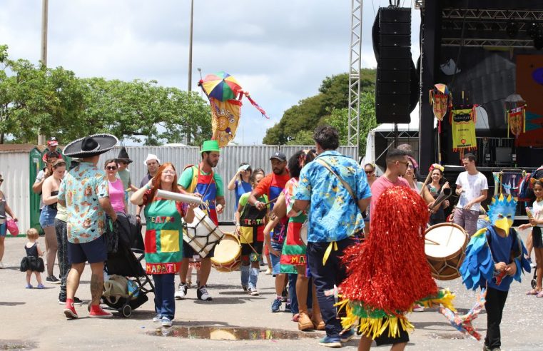 Carnaval é melhor do que celular, dizem crianças em bloquinho no DF