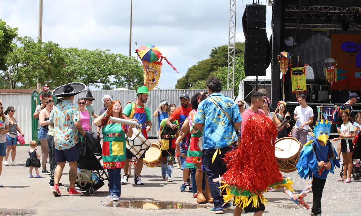 Carnaval é melhor do que celular, dizem crianças em bloquinho no DF