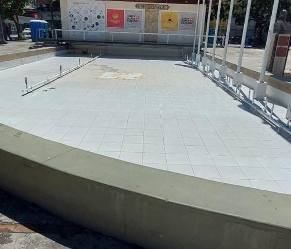 Secretaria de Serviços Públicos realiza limpeza em chafariz da Praça Dermeval Barbosa Moreira em Nova Friburgo
