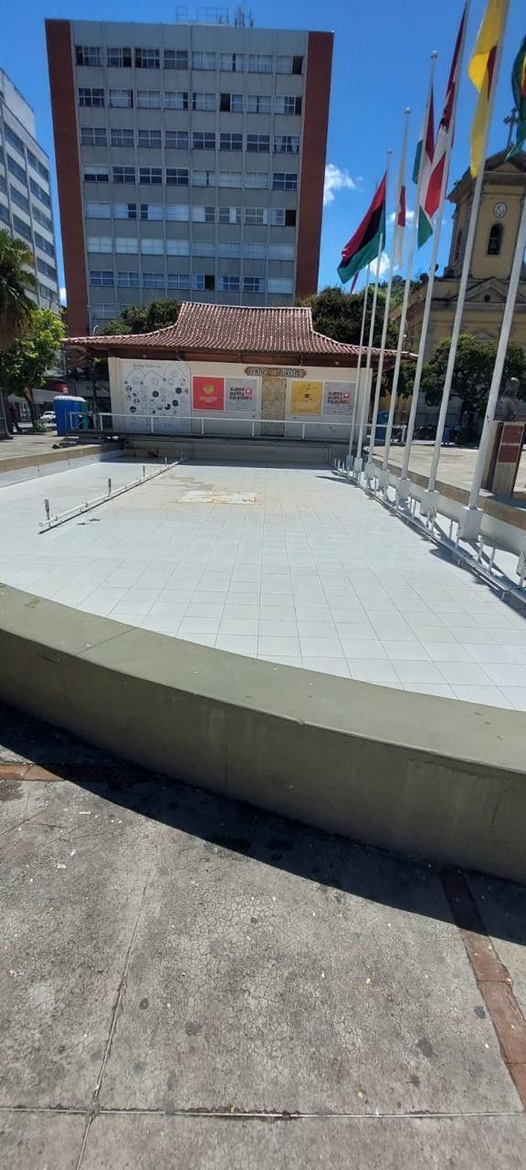Secretaria de Serviços Públicos realiza limpeza em chafariz da Praça Dermeval Barbosa Moreira em Nova Friburgo