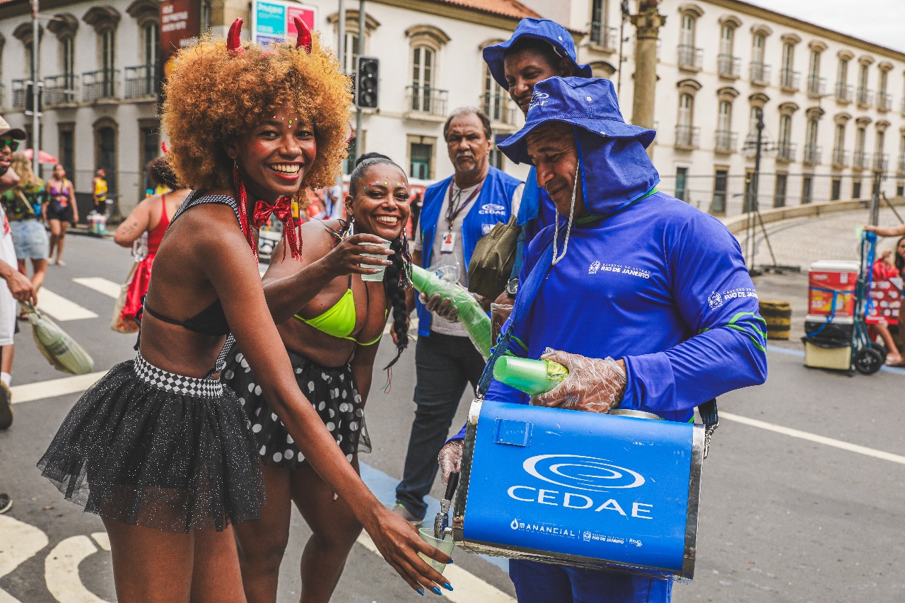 Secretaria de Estado da Mulher e Cedae na folia contra o assédio: aguadeiros levam a campanha “Ouviu um Não? Respeite a decisão” para blocos de Carnaval