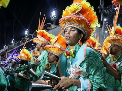 Desfiles do Grupo Especial têm show de alunos e professores da rede estadual de ensino