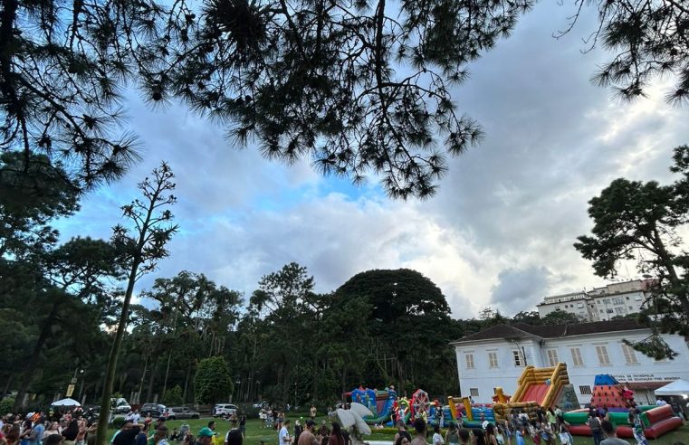 A folia continua na Praça da Águia