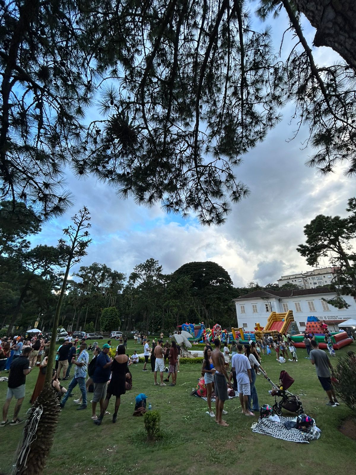 A folia continua na Praça da Águia