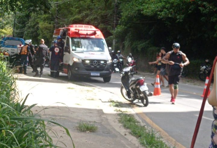 Ciclista é atingido por moto na Estrada União e Indústria em Petrópolis