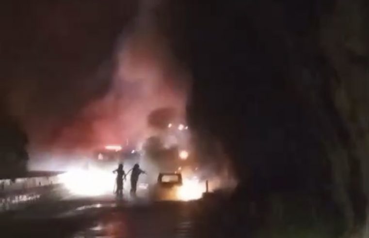 Carro pega fogo na subida da serra de Petrópolis na noite desta sexta-feira