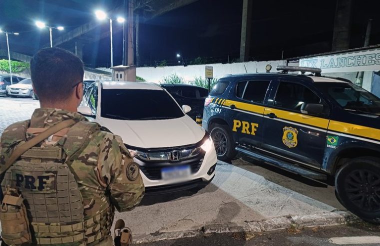 Homem é flagrado com carro roubado, foge e deixa a família para trás na BR-040