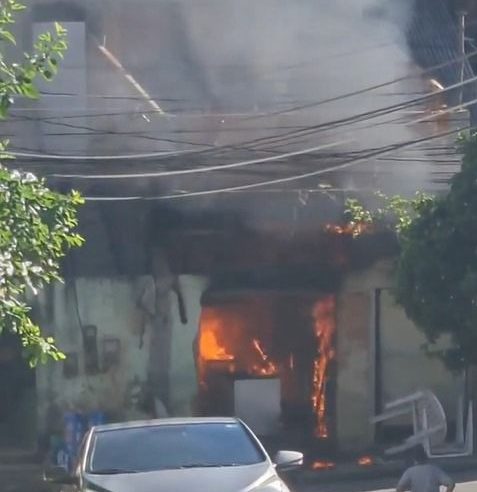 Estabelecimento comercial pega fogo nesta segunda feira (12), em Três Rios