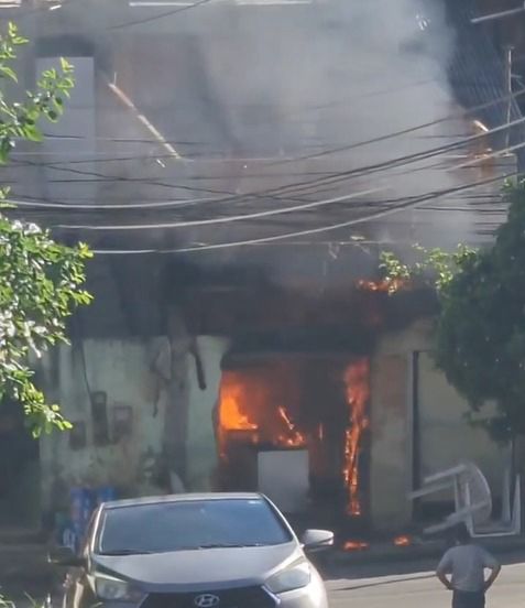 Estabelecimento comercial pega fogo nesta segunda feira (12), em Três Rios