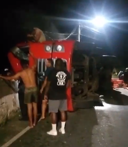 Petrópolis: carreta que transportava frangos vivos tomba no distrito da Posse