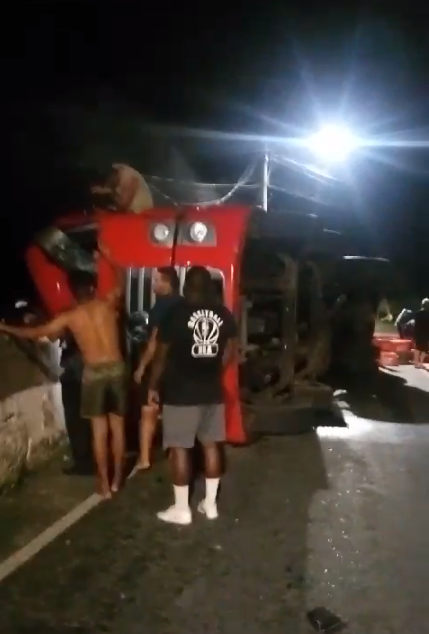 Petrópolis: carreta que transportava frangos vivos tomba no distrito da Posse