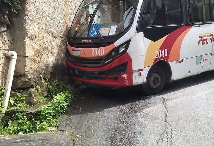 Ônibus da Petroita colide contra muro e contabiliza 8ª ocorrência, em três dias, envolvendo coletivos de Petrópolis
