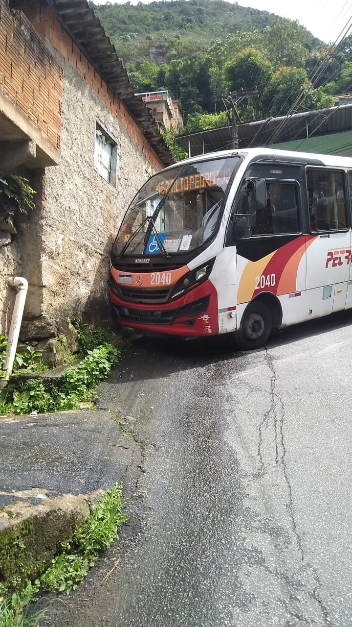 Ônibus da Petroita colide contra muro e contabiliza 8ª ocorrência, em três dias, envolvendo coletivos de Petrópolis