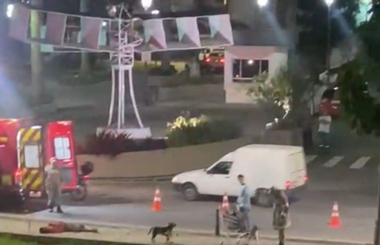 Homem em situação de rua passa mal no centro de Petrópolis e imagens viralizam