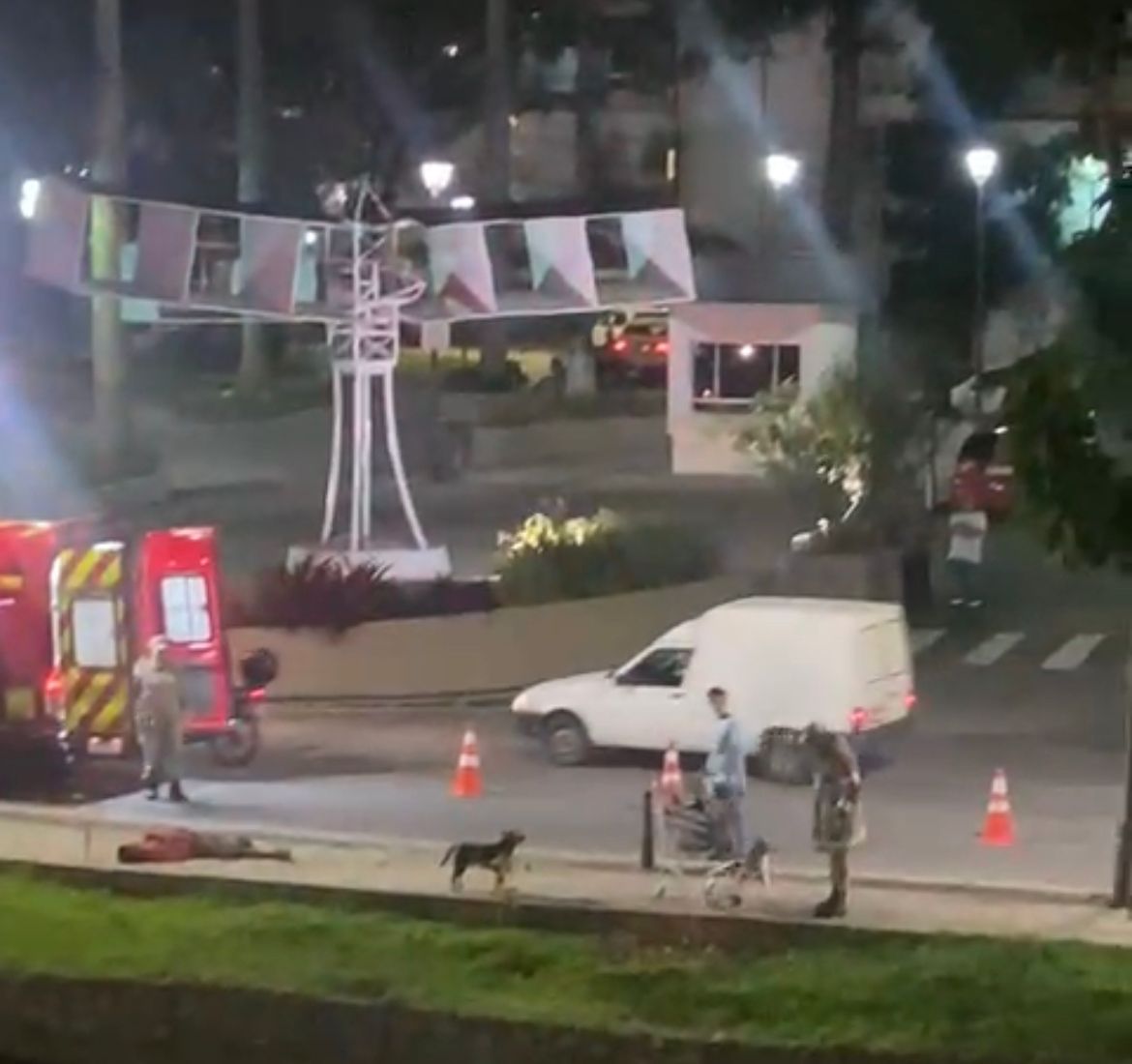 Homem em situação de rua passa mal no centro de Petrópolis e imagens viralizam