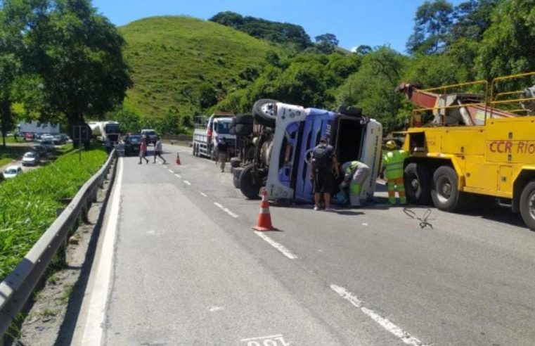 Serra das Araras: caminhão tomba após pneu do veículo estourar em Piraí