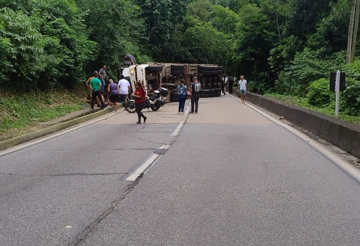 Caminhão que transportava pallets tomba na subida da serra de Petrópolis