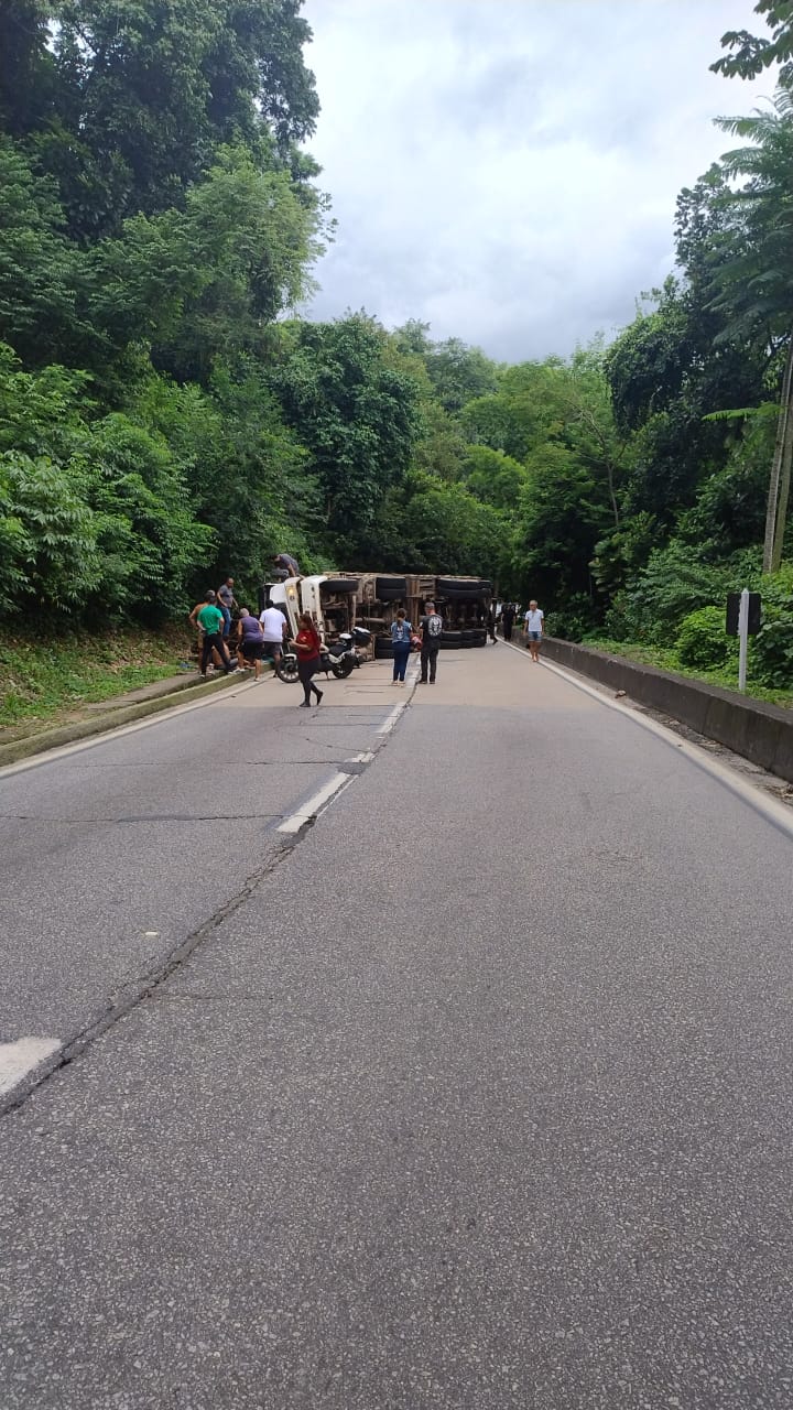 Caminhão que transportava pallets tomba na subida da serra de Petrópolis