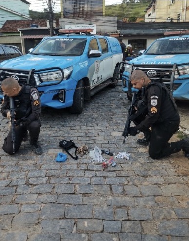 Dupla é presa por tráfico de drogas no bairro Vila Isabel, em Três Rios