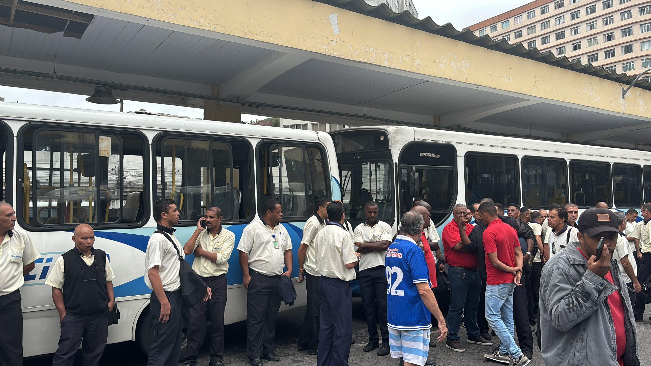 Rodoviários realizam manifestação no Terminal Rodoviário do Centro de Petrópolis
