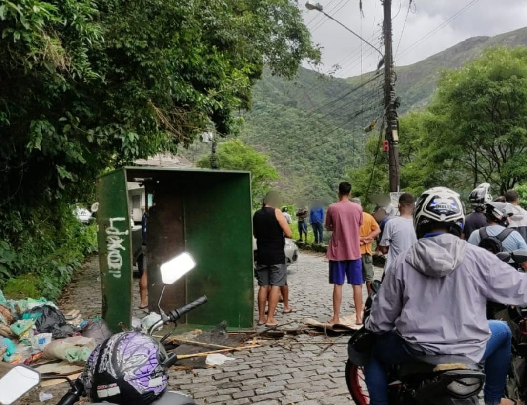 Moradores da Serra Velha realizam manifestação por estarem há 15 dias com problemas no fornecimento de energia