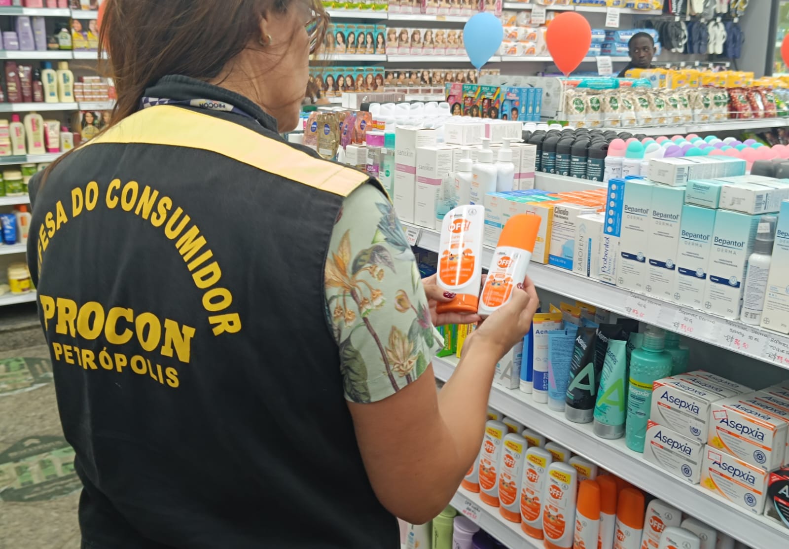 Procon Petrópolis fiscaliza estabelecimentos que vendem repelentes