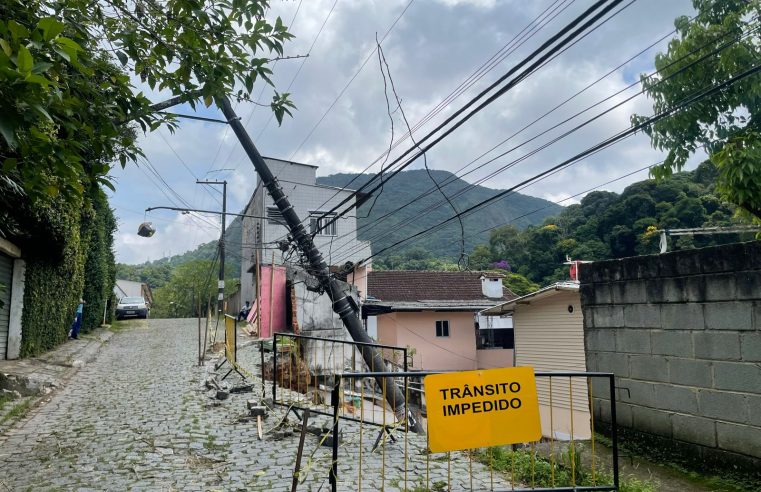 Trecho da Rua Vereador Décio Nicolay cede e atinge casa no Quitandinha: quase uma semana após incidente, poste segue pendurado