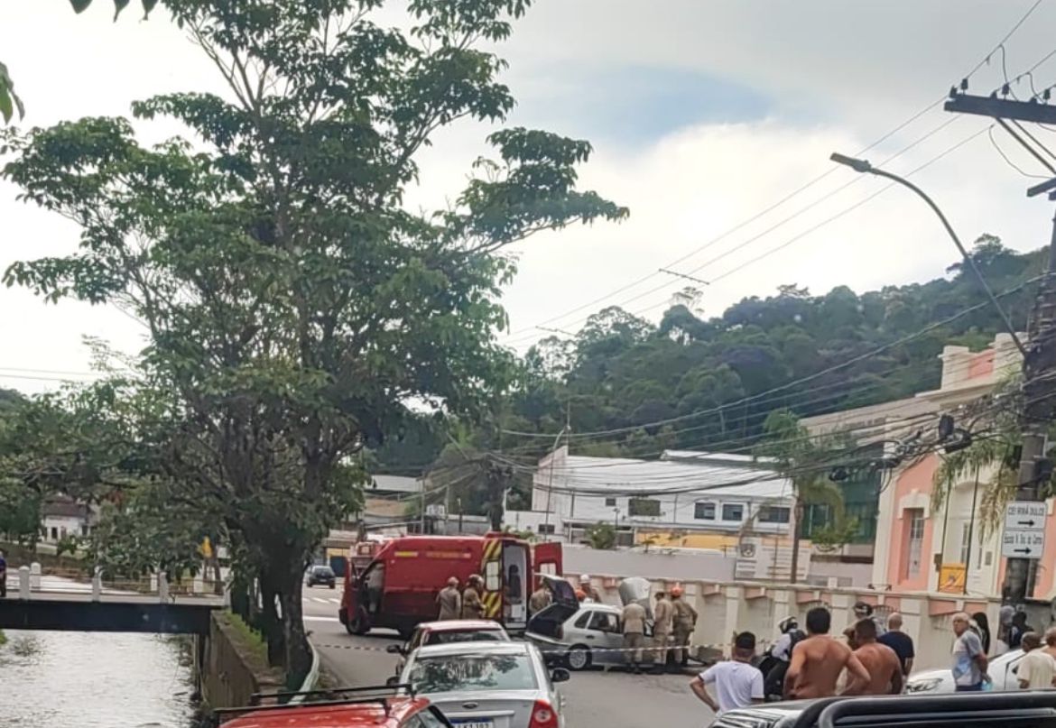 Duas pessoas ficam feridas em acidente na Barão do Rio Branco, em Petrópolis
