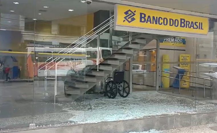 Motorista perde o controle da direção e quebra vidros da agência do Banco do Brasil, na Rua Paulo Barbosa