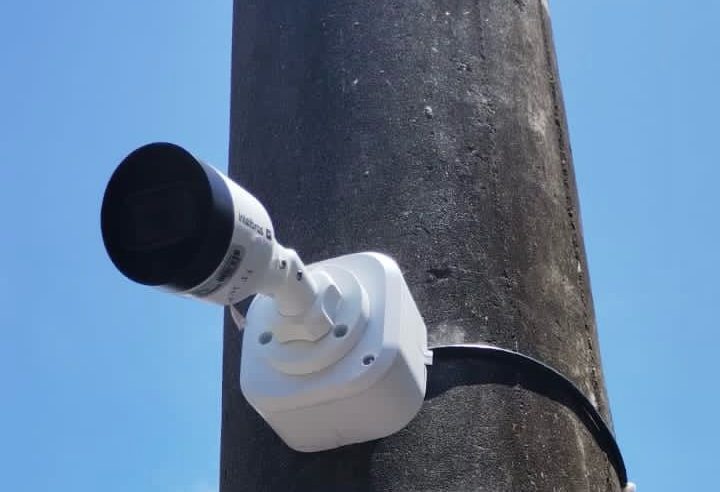 Câmeras de monitoramento são instaladas para flagrar descarte irregular de lixo e entulho, em Petrópolis