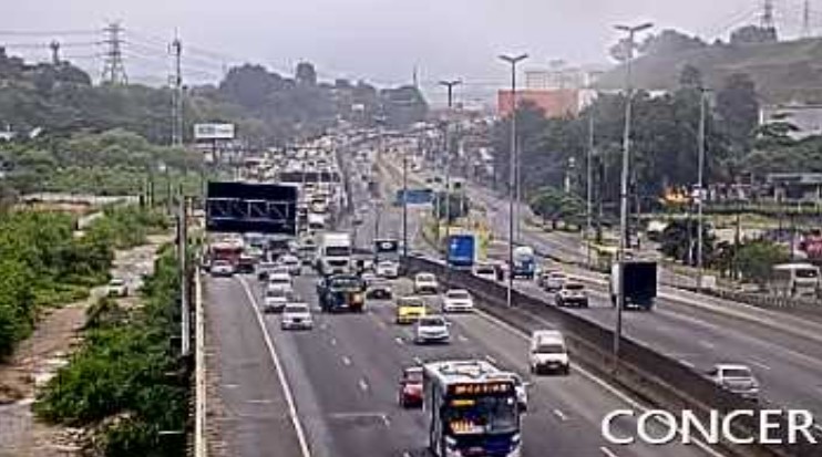 Caminhão enguiçado causa retenção de 4km em Duque de Caxias.