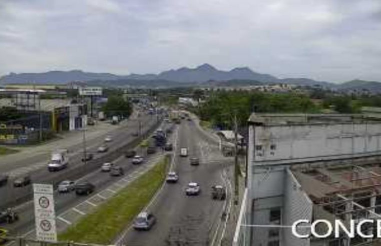 Aumento no fluxo de veículos deixa trânsito lento na BR-040