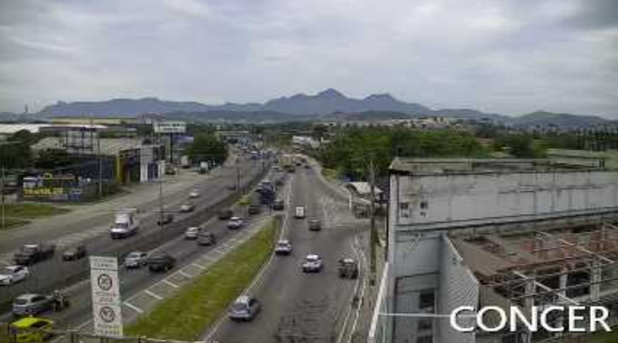 Aumento no fluxo de veículos deixa trânsito lento na BR-040