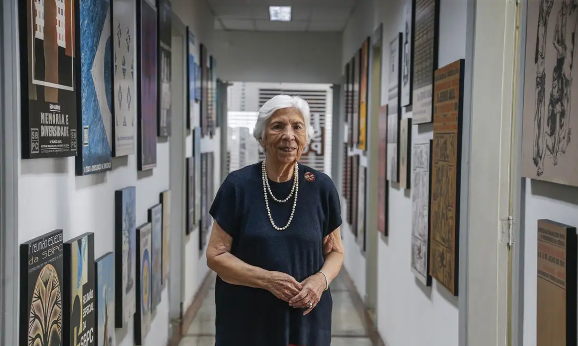 Pioneira na física, professora lembra carreira de quase 70 anos na USP