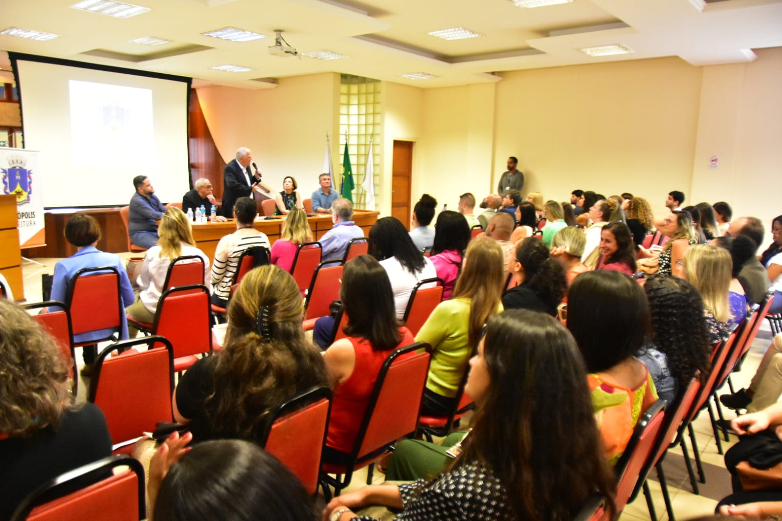 Mais 249 profissionais da Educação aprovados em concurso tomam posse, em Petrópolis