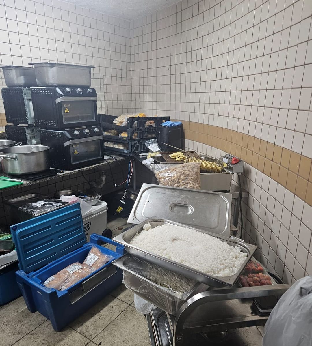 MPRJ prende responsável por camarote na Sapucaí que preparava comida no banheiro