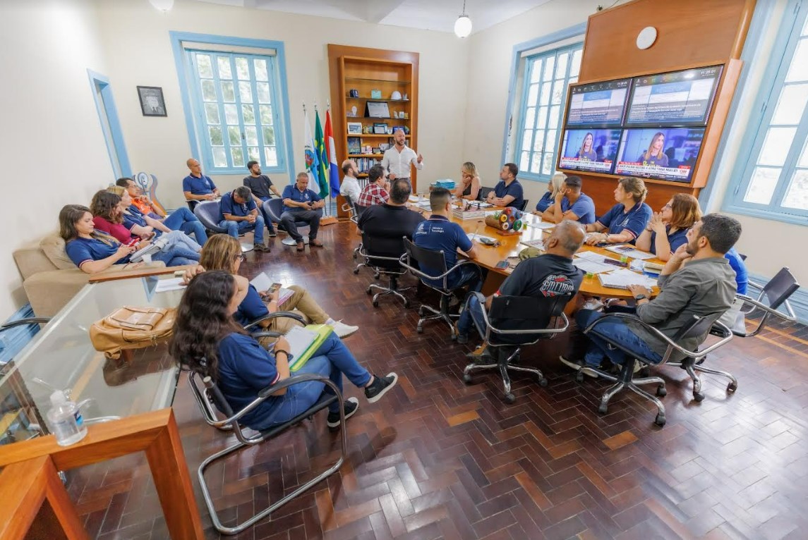 Prefeito Vinicius Claussen se reúne com secretários para alinhamento de trabalho