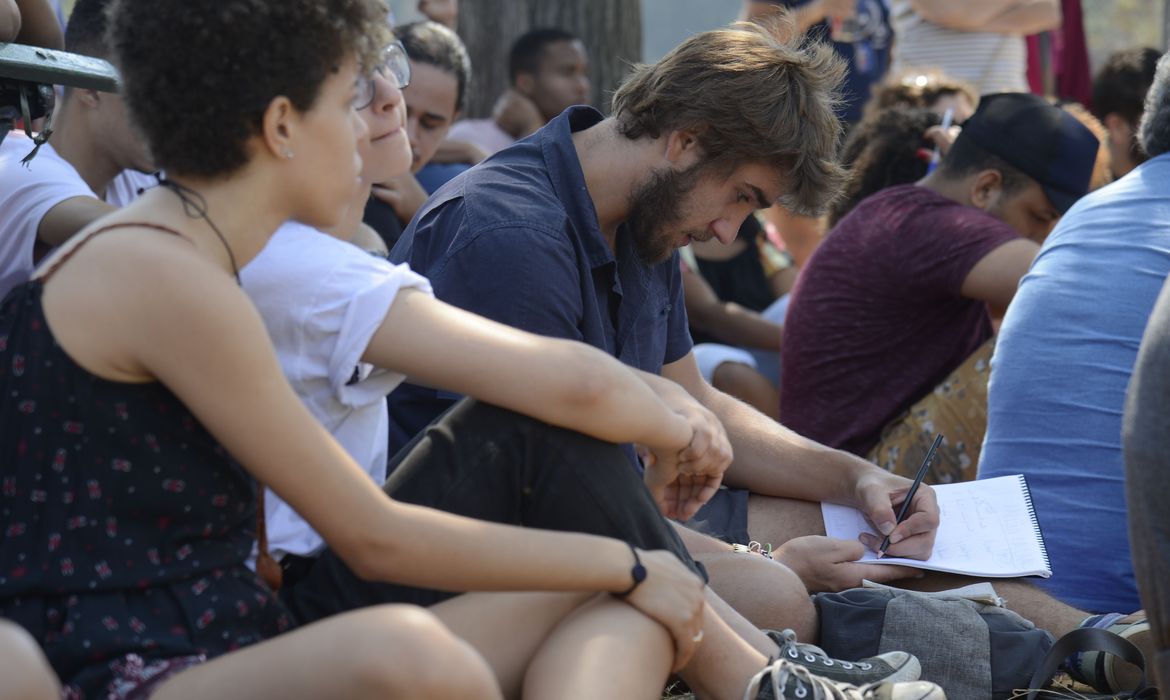 Justiça do Rio obriga empresa a divulgar nota de vestibular da Faetec