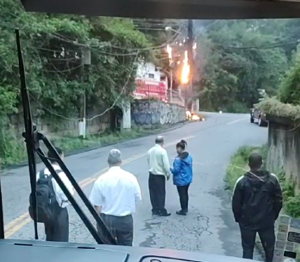 Fios e poste pegam fogo e assustam população no Carangola, em Petrópolis