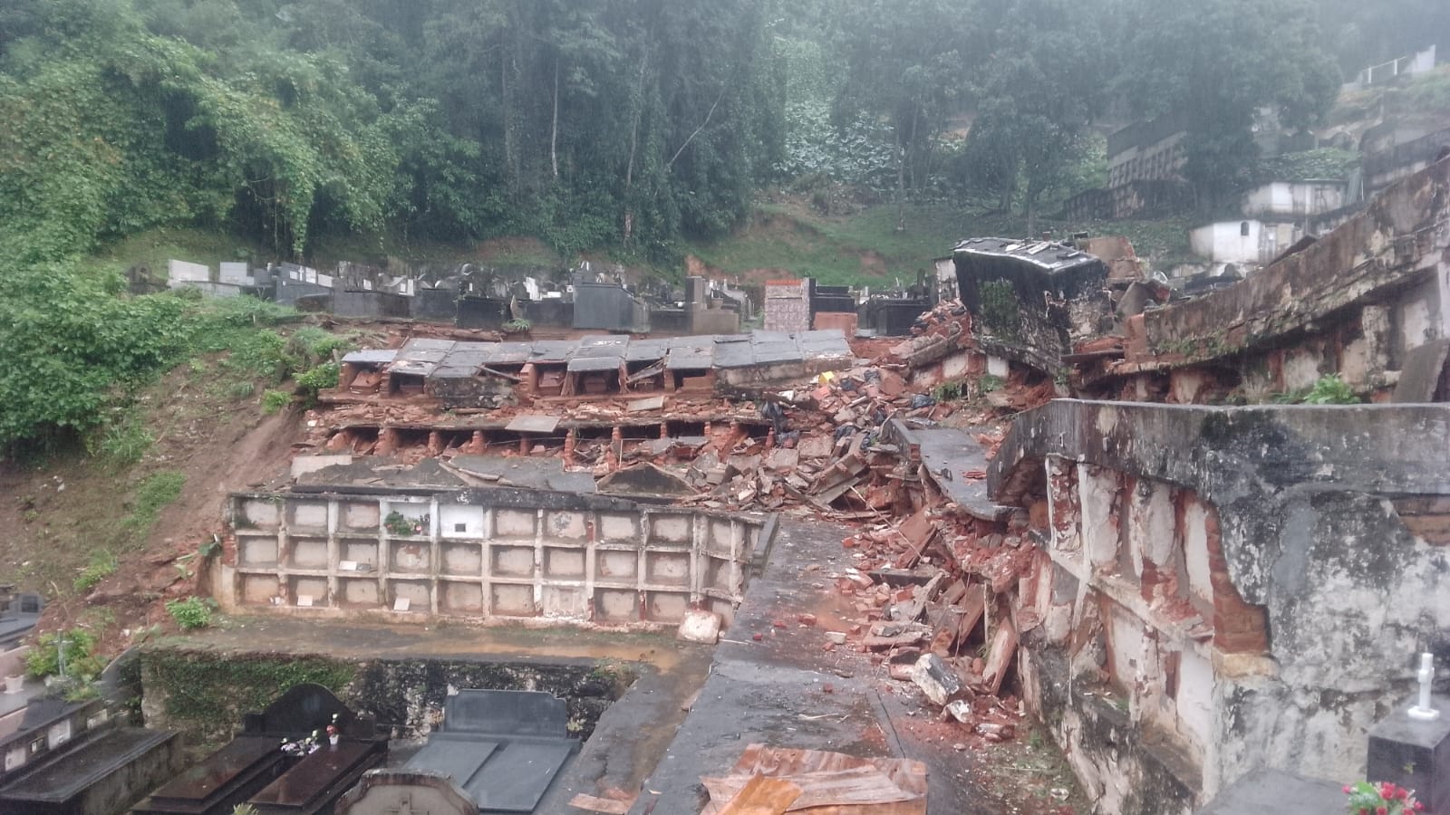 Cemitério no centro de Petrópolis é afetado por conta da chuva da última sexta-feira