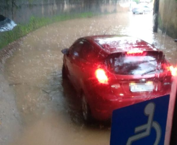 Chuva provoca alagamento em Santa Mônica, no distrito de Itaipava