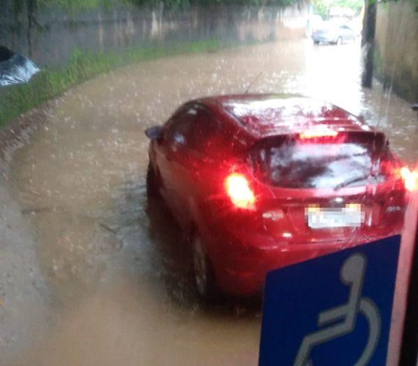 Chuva provoca alagamento em Santa Mônica, no distrito de Itaipava