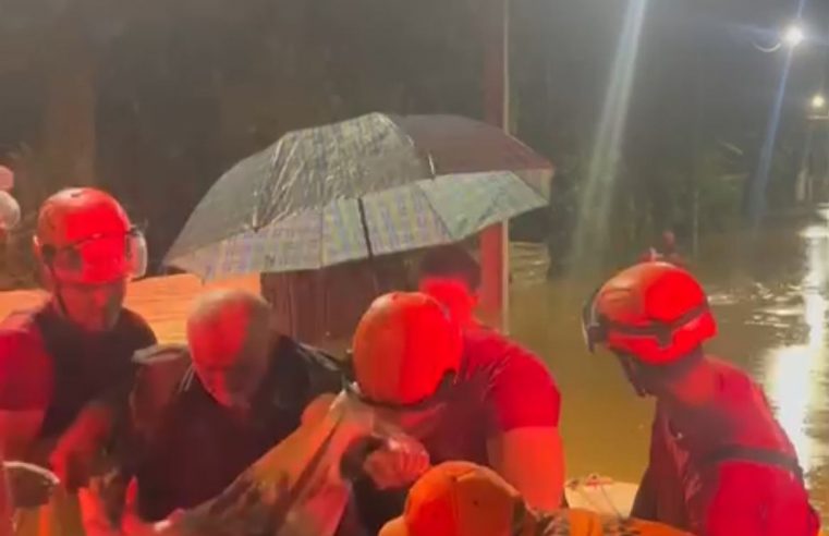 Bombeiros resgatam idosos de um asilo em Santa Cruz da Serra