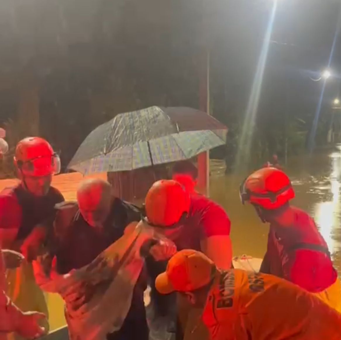 Bombeiros resgatam idosos de um asilo em Santa Cruz da Serra